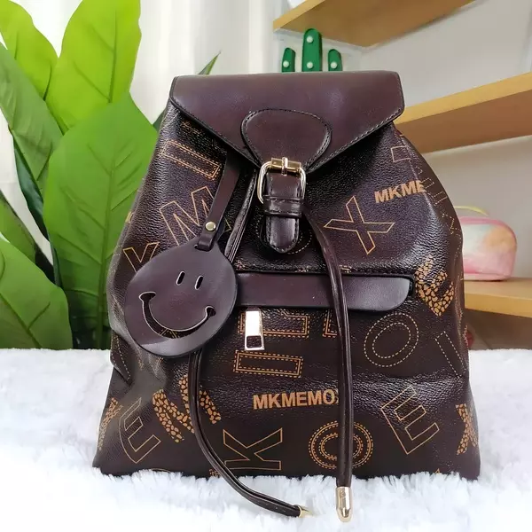 6 - Mochila casual urbana con solapa superior y colgante de carita feliz