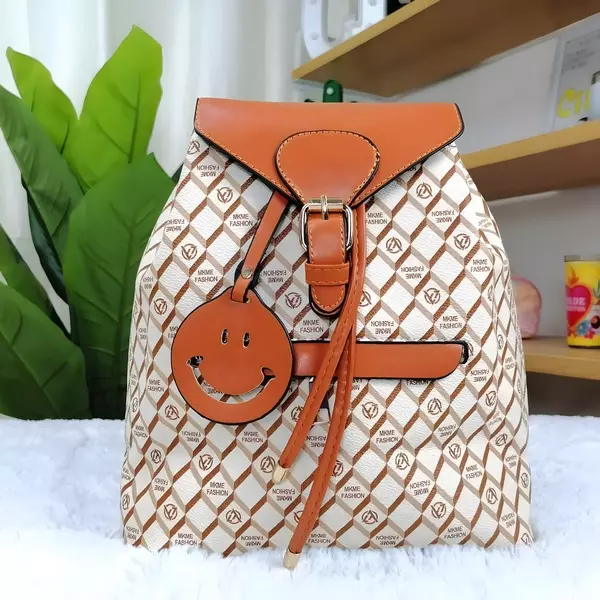 7 - Mochila casual urbana con solapa superior y colgante de carita feliz