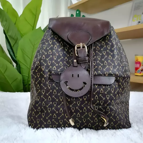 8 - Mochila casual urbana con solapa superior y colgante de carita feliz
