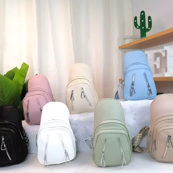 1 - Mochila pechera crossbody mediana con doble cierre frontal y correa geométrica