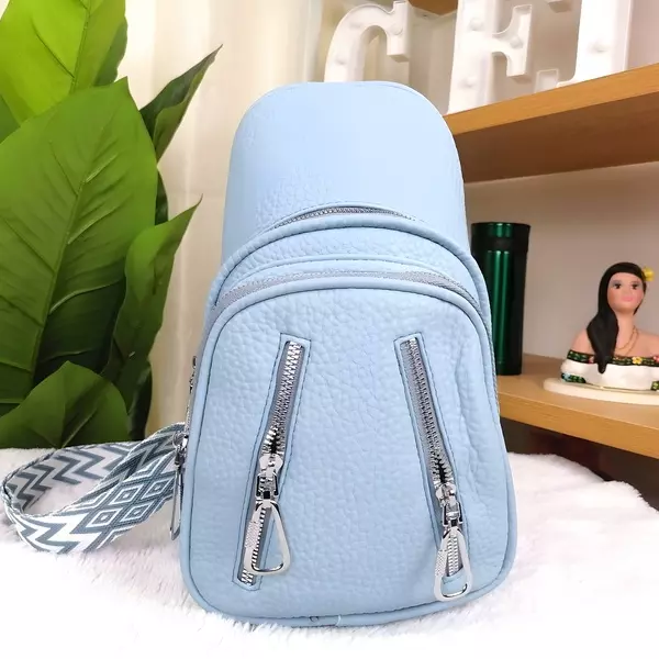 2 - Mochila pechera crossbody mediana con doble cierre frontal y correa geométrica