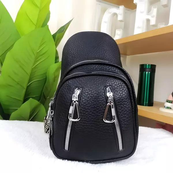 3 - Mochila pechera crossbody mediana con doble cierre frontal y correa geométrica
