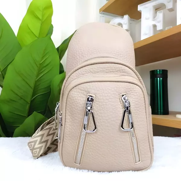 4 - Mochila pechera crossbody mediana con doble cierre frontal y correa geométrica