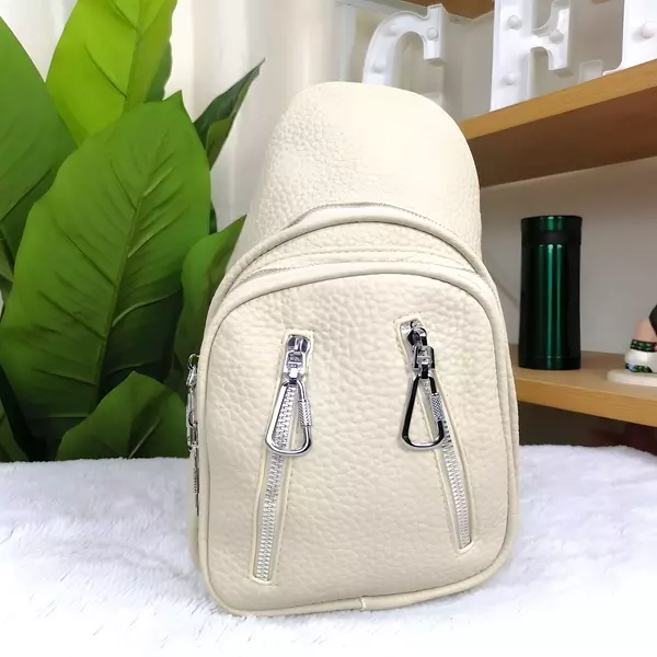 5 - Mochila pechera crossbody mediana con doble cierre frontal y correa geométrica