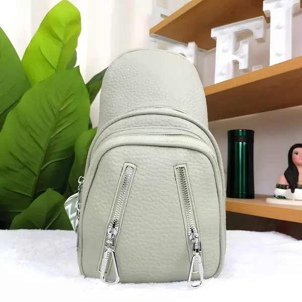 6 - Mochila pechera crossbody mediana con doble cierre frontal y correa geométrica