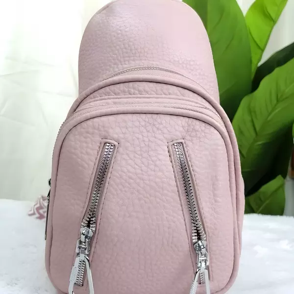 7 - Mochila pechera crossbody mediana con doble cierre frontal y correa geométrica