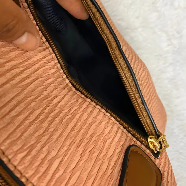 11 - Set de Bolsa y Cosmetiquera H-Luxury Pleats de 2 Piezas