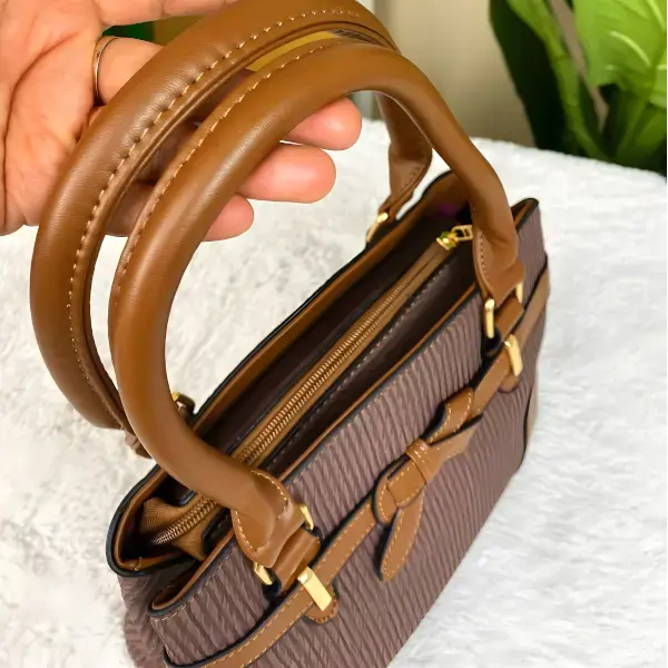 8 - Set de Bolsa y Cosmetiquera Ribbon Pleats de 2 Piezas
